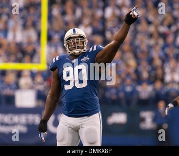 Indianapolis, IN, USA. 15. Dezember 2013. Indianapolis Colts defensive end Cory Redding (90) sieht zu der Masse gehen, während die NFL Spiel zwischen Houston Texans und die Indianapolis Colts im Lucas Oil Stadium in Indianapolis, Zoll-Credit: Csm/Alamy Live-Nachrichten Stockfoto