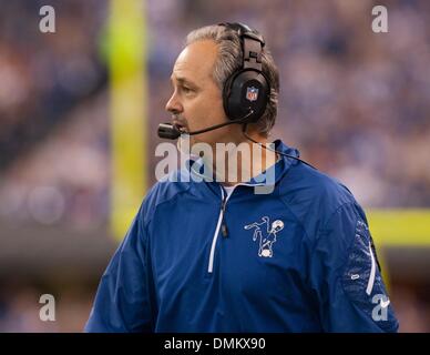 Indianapolis, IN, USA. 15. Dezember 2013. Indianapolis Colts Kopf Trainer Chuck Pagano an der Seitenlinie während der NFL-Spiel zwischen den Houston Texans und die Indianapolis Colts im Lucas Oil Stadium in Indianapolis, Zoll-Credit: Csm/Alamy Live-Nachrichten Stockfoto