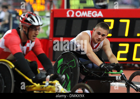 Jamie Carter GB im Mens T34 200-Meter-Rollstuhl-Lauf bei den Paralympischen Spielen 2012 in London. Stockfoto