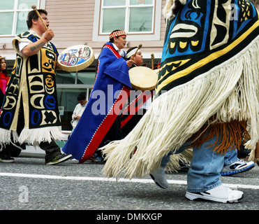 Indianer, die Durchführung in Forth Juli Parade, Ketchikan, Alaska, USA Stockfoto