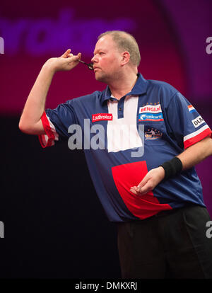 London, UK. 15. Dezember 2013. Raymond van Barneveld (Niederlande) im Kampf gegen Jamie Lewis (Wales) während der Ladbrokes World Darts Championships von Alexandra Palace. Bildnachweis: Aktion Plus Sport/Alamy Live-Nachrichten Stockfoto