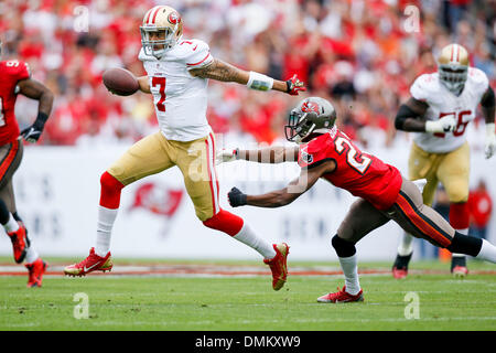 Tampa, Florida, USA. 15. Dezember 2013. WILL VRAGOVIC | Times.San Francisco 49ers quarterback Colin Kaepernick (7) Pausen ein Tackle-Versuch von Tampa Bay Buccaneers Cornerback Johnthan Banks (27) auf einem 22-Yard laufen im ersten Quartal des Spiels zwischen den Tampa Bay Buccaneers und die San Francisco 49ers im Raymond James Stadium in Tampa am Sonntag, 15. Dezember 2013. Bildnachweis: Willen Vragovic/Tampa Bucht Times/ZUMAPRESS.com/Alamy Live-Nachrichten Stockfoto