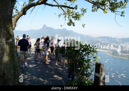 Touristen auf dem ersten Gipfel des Urca-Hügels neben dem Zuckerhut mit Blick auf die Guanabara-Bucht in Rio de Janeiro, Brasilien Stockfoto