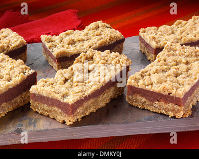 Schokolade Himbeer Crumble bars Stockfoto