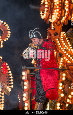 Ein Raum-Krieger steht bereit, um auf dem Wanderer Karnevalsverein Schwimmer "Swarm Kraft" auf dem Glastonbury Karneval 2013 schießen Stockfoto