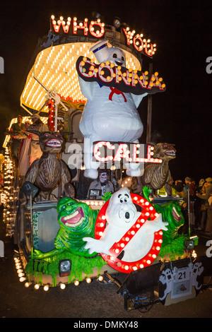 Verschiedene "Ghost Busters" Zeichen auf dem Hot Rock Karneval Club Schwimmer "Who You Gonna Call'' auf dem Glastonbury Karneval 2013 Stockfoto