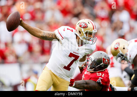 Tampa, Florida, USA. 15. Dezember 2013. WILL VRAGOVIC | Times.San Francisco 49ers quarterback Colin Kaepernick (7) klettert aus einem Tackle-Versuch von Tampa Bay Buccaneers defensive End Da'Quan Bowers (91), Michael Crabtree für 14 Yards und ein First Down im vierten Quartal des Spiels zwischen den Tampa Bay Buccaneers und die San Francisco 49ers im Raymond James Stadium in Tampa am Sonntag, den 15. Dezember werfen , 2013. Die 49ers schlagen die Bucs 33-14. Bildnachweis: Willen Vragovic/Tampa Bucht Times/ZUMAPRESS.com/Alamy Live-Nachrichten Stockfoto