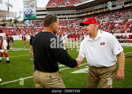 Tampa, Florida, USA. 15. Dezember 2013. WILL VRAGOVIC | Times.Tampa Bay Buccaneers Cheftrainer Greg Schiano schüttelt Hände mit San Francisco 49ers Linebacker Coach Jim Leavitt nach dem Spiel zwischen den Tampa Bay Buccaneers und die San Francisco 49ers im Raymond James Stadium in Tampa am Sonntag, 15. Dezember 2013. Die 49ers schlagen die Bucs 33-14. Bildnachweis: Willen Vragovic/Tampa Bucht Times/ZUMAPRESS.com/Alamy Live-Nachrichten Stockfoto