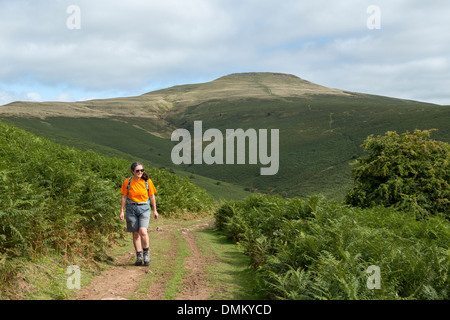 Frau Wanderer zu Fuß auf den Sugar Loaf Mountain, Wales, UK Stockfoto