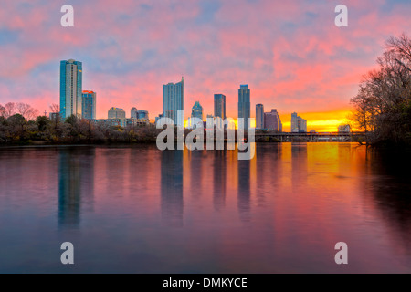 Die Skyline von Austin spiegelt sich in den Gewässern der Lady Bird Lake auf einen Sonnenaufgang am frühen Morgen. Stockfoto