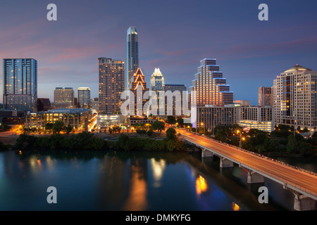 Die Skyline von Austin am Abend erstrahlt im Abendlicht. Die Reflexionen der Hochhäuser spiegeln sich im Wasser. Stockfoto