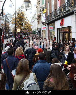 London, UK. 14. Dezember 2013.  12.45 Uhr auf der Oxford Street in London. Es gibt nur zwei Samstagen vor Weihnachten und die Oxford Street ist vollgepackt mit Käufer verlassen. Die Massen sind drängen, wie Menschen versuchen, Geschenke und gaben vor Weihnachten bekommen. Bild: Paul Marriott Fotografie/Alamy Live-Nachrichten Stockfoto