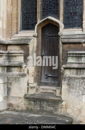 Kleine Tür an der Seite von St Mary Redcliffe Kirche in Bristol Stockfoto