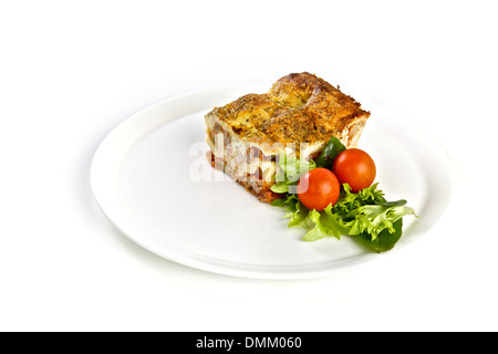 Köstliche Lasagne mit Salat auf einem Teller, Mittag- oder Abendessen Stockfoto