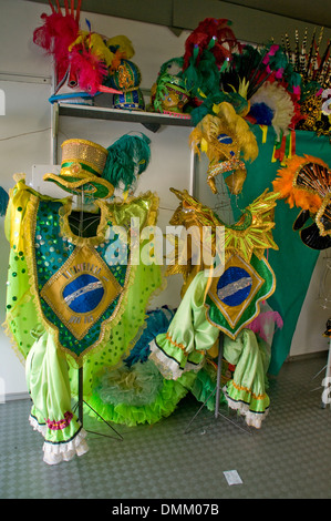 Ein Geschäft, das die berühmten brasilianischen Karnevalskostüme und Kopfschmuck im Sambodromo in der Innenstadt von Rio de Janeiro, Brasilien verkauft. Stockfoto