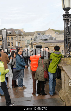 Touristen fotografieren in der Stadt Bath, England, Dezember 2013 Stockfoto