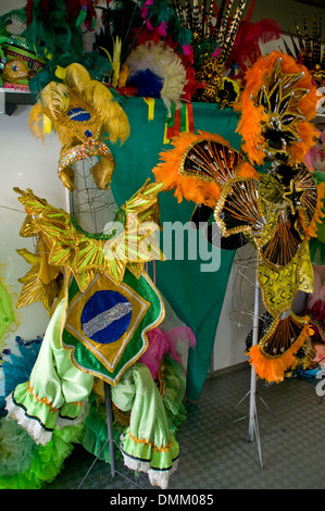 Ein Geschäft, das die berühmten brasilianischen Karnevalskostüme und Kopfschmuck im Sambodromo in der Innenstadt von Rio de Janeiro, Brasilien verkauft. Stockfoto