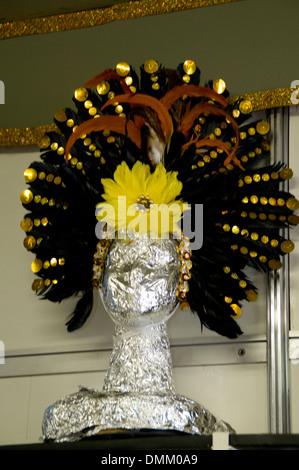 Ein Geschäft, das die berühmten brasilianischen Karnevalskostüme und Kopfschmuck im Sambodromo in der Innenstadt von Rio de Janeiro, Brasilien verkauft. Stockfoto