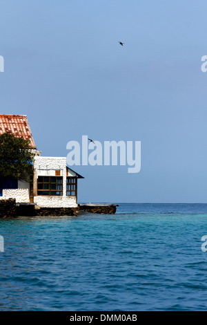 Waterfront-Haus auf einer kleinen karibischen Insel der Islas del Rosario in der Nähe von Cartagena de Indias, Kolumbien. Stockfoto