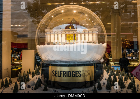 Weihnachten-Display Selfridges Flaggschiff speichern in London. Stockfoto