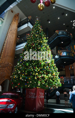 Der Weihnachtsbaum im Foyer der SkyCity Hotel und Freizeit-Komplex, Auckland City, North Island, Neuseeland Stockfoto