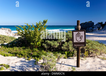 Zeichen kündigt einen geschützten Bereich auf einem schönen karibischen Strand. Stockfoto