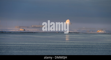 Dew Line Radarstation auf Tausch Insel mit Nebel über Kaktovik Alaska USA auf der Beaufort-See arktische Ozean Stockfoto