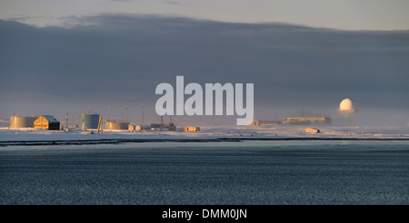 Panorama der DEW Line Radarstation und Kraftstofftanks auf Tausch Insel mit Nebel über Kaktovik Alaska USA auf der Beaufort-See arktische Ozean Stockfoto