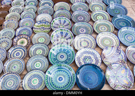 Keramische Platten und Schüsseln für Verkauf, Buchara, Usbekistan Stockfoto