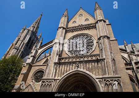 Nach oben auf die beeindruckende St. Martins Dom in Ypern, Belgien. Stockfoto