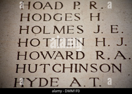 Namen der gefallenen Kriegshelden aus dem ersten Weltkrieg auf die Menin Gate in Ypern, Belgien. Stockfoto