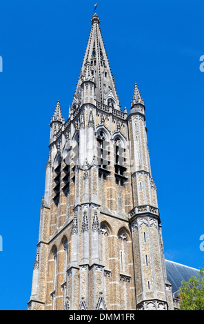 Nach oben auf die beeindruckende St. Martins Dom in Ypern, Belgien. Stockfoto