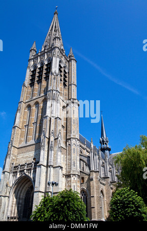 Nach oben auf die beeindruckende St. Martins Dom in Ypern, Belgien. Stockfoto