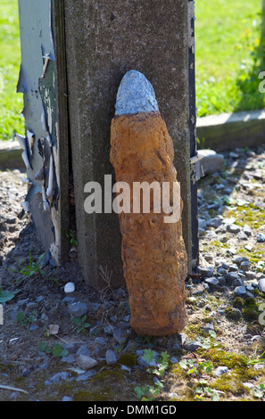 Ein Blindgänger Schale aus dem großen Krieg fand auf einem Bauernhof in Ypern, Belgien. Stockfoto