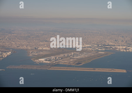 Die Start-und Landebahnen und Aufhänger des Tokyo International Airport oder Haneda Flughafen sind aus der Luft, in Tokio gesehen. Stockfoto