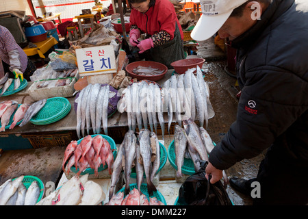 Verschiedene frische Fische stehen auf Shijang (traditionelle outdoor-Markt) - Busan, Südkorea Stockfoto