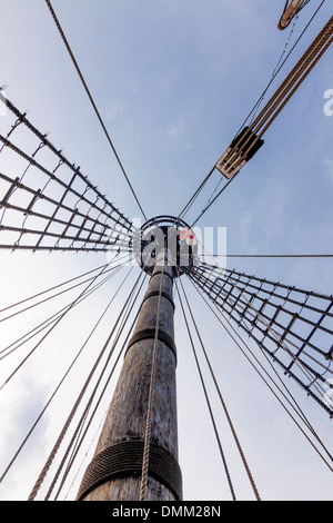 Mast und Takelage auf einem Replikat des Schiffs Santa Maria von Columbus, im Hafen von Columbus, Ohio gesegelt. Stockfoto