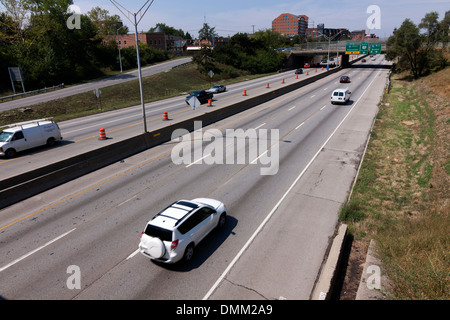 Autos fahren auf der Interstate 70 in Columbus, Ohio. Stockfoto