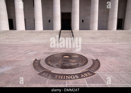 Ein Metall-Inlay vor der Ohio State House, die "Mit Gott alle Dinge sind möglich" lautet. Dies ist das Ohio State Motto. Stockfoto