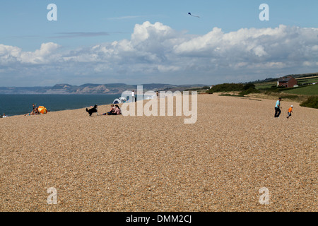Drachensteigen auf Chesil Beach Stockfoto