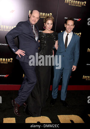 New York, New York, USA. 15. Dezember 2013. Schauspieler DAVID KOECHNER, CHRISTINA APPLEGATE und PAUL RUDD besuchen die New Yorker Premiere von "Anchorman 2: The Legend Continues im Beacon Theater statt. Bildnachweis: Nancy Kaszerman/ZUMAPRESS.com/Alamy Live-Nachrichten Stockfoto
