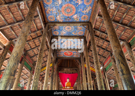 Komplizierte buddhistische Gemälde im Wat Maha Leap - Kbong Khmom Provinz, Kambodscha Stockfoto