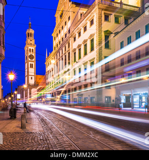 Augsburg, Deutschland am Rathausplatz als eine Straßenbahn vorbeifährt. Stockfoto