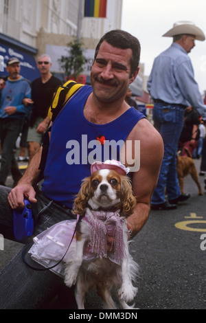 Mann und kleinen Hund trägt Kleidung bei der Castro District Street Fair, San Francisco, Kalifornien Stockfoto