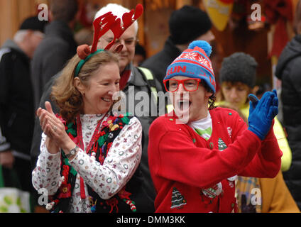 Vancouver, Kanada. 15. Dezember 2013. Ein Mann und eine Frau singen und tanzen während einer jährlichen Familien freundliche Veranstaltung genannt Vancouvers größte Christmas Carol Singalong in Vancouver, Kanada, 15. Dezember 2013. Hunderte von Menschen zeigte sich bei der Veranstaltung, die 10 Tage vor Weihnachten zu markieren. Bildnachweis: Sergei Bachlakov/Xinhua/Alamy Live-Nachrichten Stockfoto