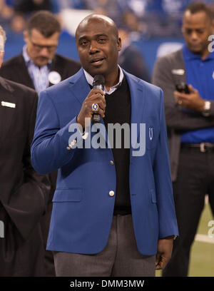 Indianapolis, IN, USA. 15. Dezember 2013. Marshall Faulk befasst sich mit den Fans zur Halbzeit in der NFL-Spiel zwischen den Houston Texans und die Indianapolis Colts im Lucas Oil Stadium in Indianapolis, IN. Die Indianapolis Colts besiegte die Houston Texans 25-3. Bildnachweis: Csm/Alamy Live-Nachrichten Stockfoto