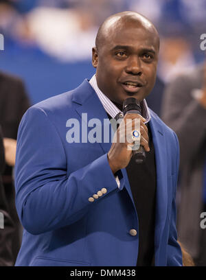 Indianapolis, IN, USA. 15. Dezember 2013. Marshall Faulk befasst sich mit den Fans zur Halbzeit in der NFL-Spiel zwischen den Houston Texans und die Indianapolis Colts im Lucas Oil Stadium in Indianapolis, IN. Die Indianapolis Colts besiegte die Houston Texans 25-3. Bildnachweis: Csm/Alamy Live-Nachrichten Stockfoto