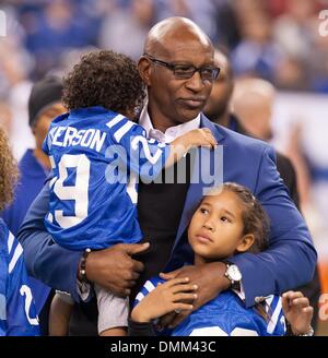 Indianapolis, IN, USA. 15. Dezember 2013. Chris Dickerson steht mit seiner Familie während der NFL-Spiel zwischen den Houston Texans und die Indianapolis Colts im Lucas Oil Stadium in Indianapolis, IN. Die Indianapolis Colts besiegte die Houston Texans 25-3. Bildnachweis: Csm/Alamy Live-Nachrichten Stockfoto