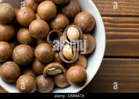 Draufsicht der Macadamia-Nüssen in Keramikschale Stockfoto