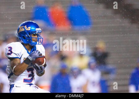 3. Oktober 2009: Brian Moore (#3) von der Tulsa Golden Hurricane fängt einen Punt im Regen.  Tulsa Golden Hurricane besiegt die Reis-Eulen 27-10 um Rice Stadium in Houston, Texas. (Kredit-Bild: © Southcreek Global/ZUMApress.com) Stockfoto